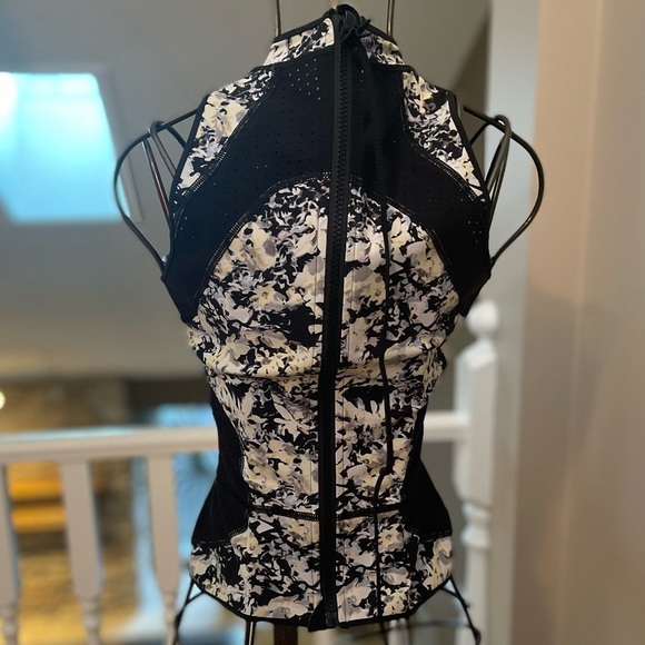 **SOLD** Lululemon | RARE Salty Swim Sleeveless Rashie - Picture 4 of 9